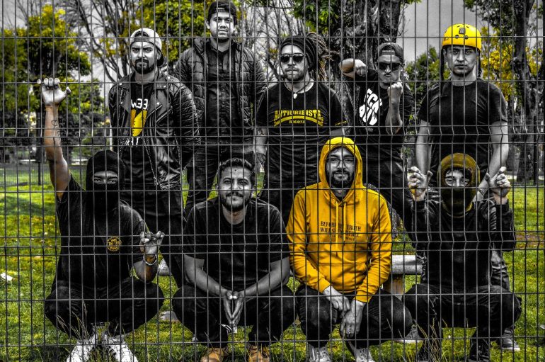 La banda colombiana El Punto Ska pide un cambio a través de ‘El Cajón’